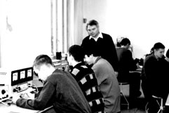 На фото В.Е.Шилов со студентами группы физиков