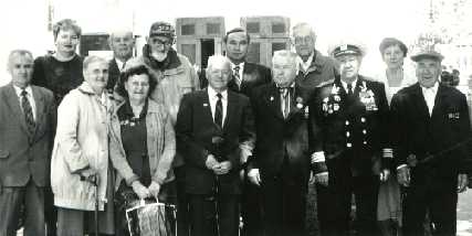 На снимке: ветераны Великой Отечественной войны вместе с администрацией университета