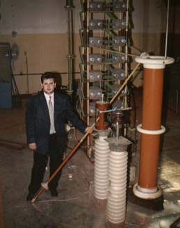На снимке: генератор импульсных напряжений на 800кВ, аспирант И.Х.Гарипов во время исследований электрической прочности внешней изоляции 