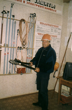 На снимке: начальник электротехнической службы Горномарийских ЭС С.В.Светлицкий, на участке которого широко применяются результаты исследований, проводимых на ЭЭФ