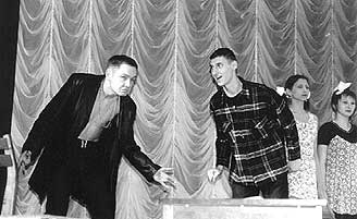 На снимке:Д.Трофимов (слева) и Н.Погожев играют сценку из спектакля 'Шкура неубитого медведя' на фестивале 'Студенческая весна'