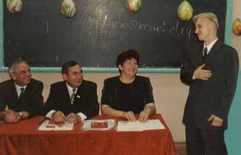 На снимке: пятикурсник С.Такмаков на вручении диплома
