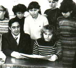 На снимке: В.П.Васильев со студентами (1985 г.)