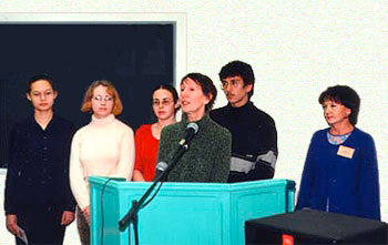 На снимке: М.И.Логинова со студентами библиотечного отделения