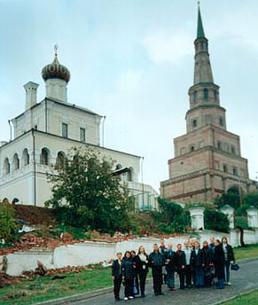 На снимке: студенты МарГУ победители конкурса 2002 года на лучшую студенческую работу - у Казанского кремля