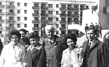 На снимке: первый ректор В.Э.Колла с коллегами на первомайской демонстрации (70-е гг.);  