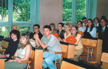 На снимке: студенты ЭКФ на лекции;  