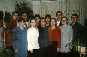 На снимке: Т.А.Загайнова со студентами