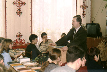 На снимке: С.В.Стариков на презентации новой книги