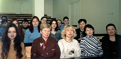 На снимке:  Светлана Турий (в середине в первом ряду) с преподавателями и студентами МарГУ
