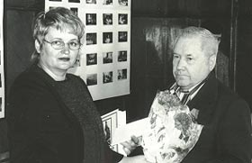 На снимке: представитель профкома Л.А. Садовина вручает цветы руководителю музея, доценту Н.И. Брылькову в день его юибилея