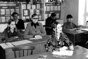 На снимке: в секции социальных отношений и управления, студентка группы ЛП-22 К.Вашурова (во втором ряду в середине) заняла I место