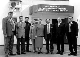 На снимке: ректор МарГУ профессор В.И.Макаров с гостями в день открытия Центра Интернет-образования
