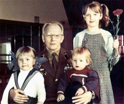 На снимке: Ю.Н.Волков с внуками. 23 февраля 1988 года