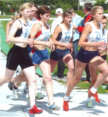 Мастер спорта международного класса Ольга Леухина (ЭКФ) - вторая слева