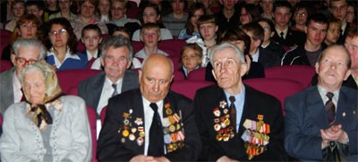  Ветераны Великой Отечественной войны в зале торжества, посвященного к 60-летию Великой Победы