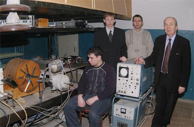профессор И.И.Попов со своими учениками в научной лаборатории по фотонному эхо