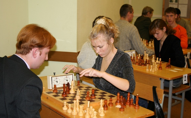 Е.Анцыгина играет против В.Басова