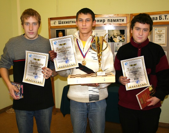 Участники турнира, в середине - победитель Дмитрий Князев