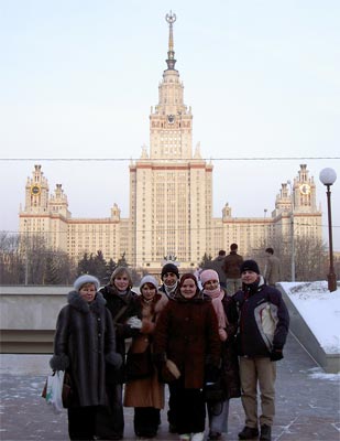представители разных вузов на фоне здания МГУ (Е.Акимова, М.Елисеева, А.Богданов - справа)
