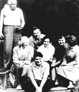 Н.В.Тимофеев-Ресовский (стоит) со своими учениками, Н.В.Глотов  - на переднем плане.