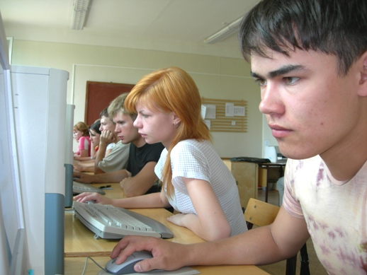 Cтуденты на занятии по информатике