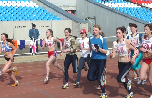 Мастера спорта Елена Попова (№ 50), Мария Долгополова (№ 23), Екатерина Ямбердова (№ 46) в забеге на 2 км (Ярославль)