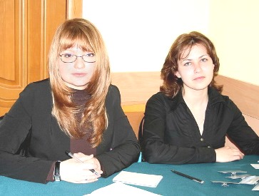 Активисты Ю.Мансурова и Н.Комлева